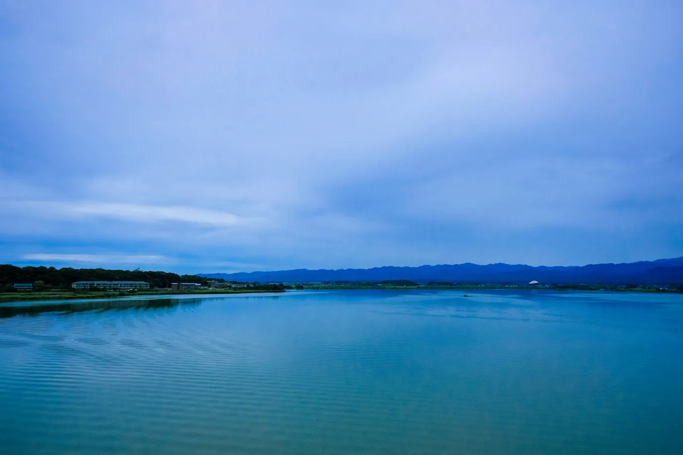 片山津温泉から望む柴山潟の湖畔の風景