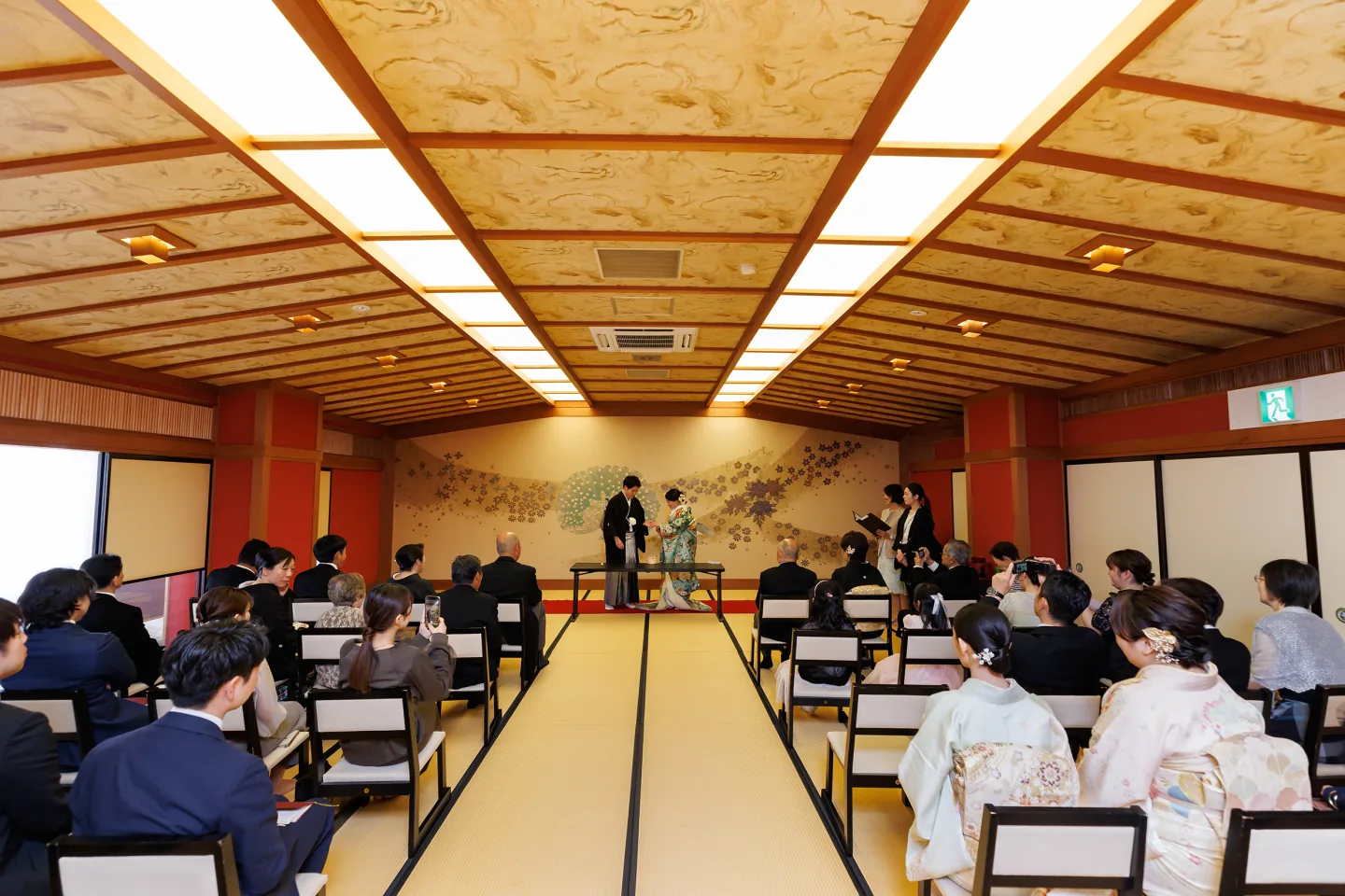 旅館の広間でゲストに見守られる挙式