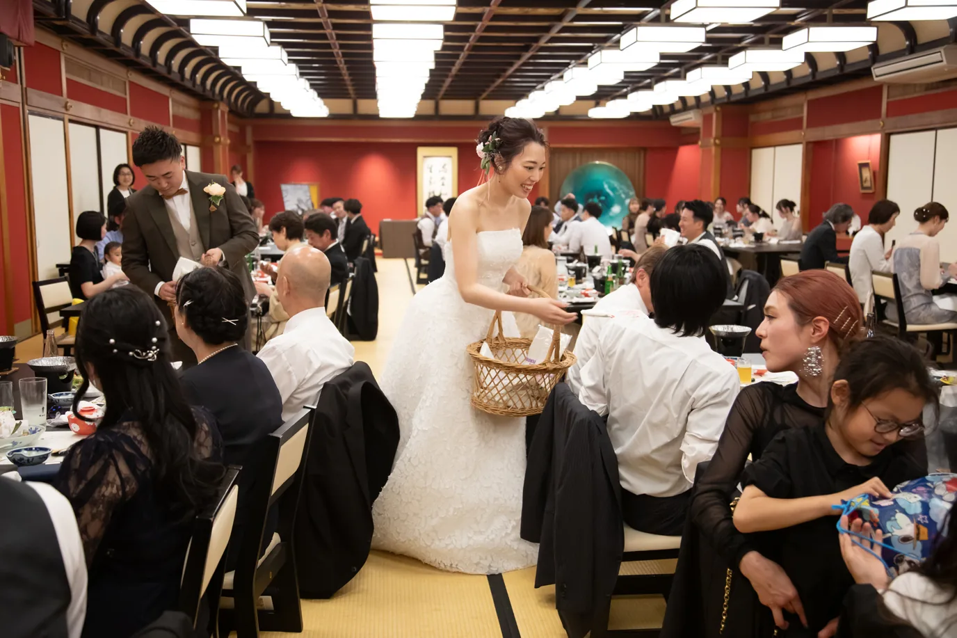 披露宴でゲストの間を歩く新郎新婦